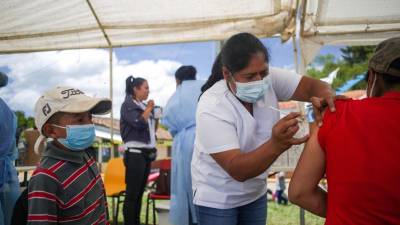 Pobladores acudieron a las jornadas de vacunación donde el personal sanitario estuvo inmunizando con primera o segunda dosis.