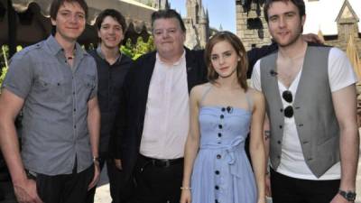 Robbie Coltrane (c) junto a sus compañeros en Harry Potter, los gemelos, James Andrew Eric y Oliver Martyn John Phelps, Emma Watson y Mattew Lewis.