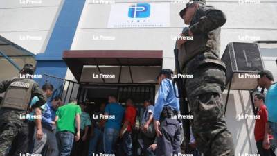 Militares controlan el accdeso al edificio del Instituto de la Propiedad.