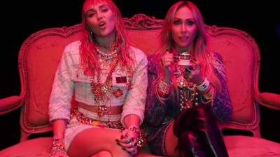 Miley Cyrus junto a su madre, Tish Cyrus, en el video 'Mother's Daughter'