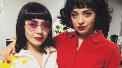 Mon Laferte (D) y su baterista, y presunta pareja, Natalia Pérez.