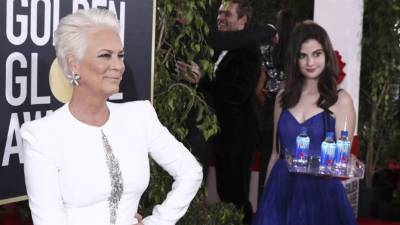 Una modelo encargada de entregar agua embotelladas en la alfombra roja de los Golden Globe 2019 se convirtió en una sensación después de que ella posara varias veces en el fondo de las fotos tomadas a las celebridades.