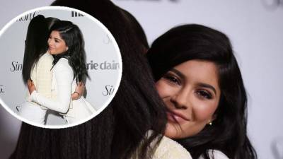 Para muchos este fue una abrazo hipócrita entre Kylie Jenner y Zendaya en la gala de Marie Claire.