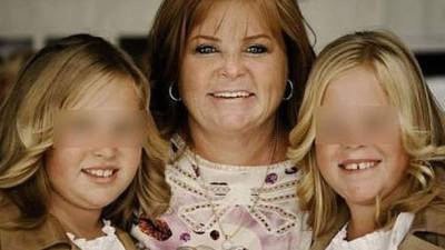 Mireille Gram junto a sus dos gemelas.