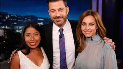 Las estrellas de Roma Yalitza Aparicio (i) y Marina de Tavira (d) junto al presentador Jimmy Kimmel (c). Foto @ROMACuaron.