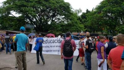 Imagen muestra la protesta de docentes en la Departamental de Educación en Francisco Morazán.