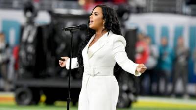 La cantante Demi Lovato sobre el campo del estadio Hard Rock Stadium.