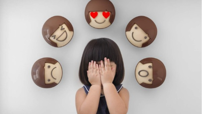 Por tema de género, las niñas suelen expresar más y mejor sus emociones. Los varones lo contrario.