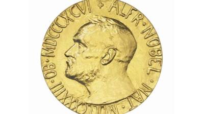 Fotografía cedida por la casa Christi'es muestra la medalla de oro del premio nobel de la paz. EFE