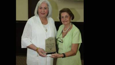 Naval Burbara junto a Jeannette Salomón.