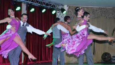 El elenco de bailarinas y cantantes de la Compañía Argentina de Tango deleitó por dos horas a un público selecto, amante del seductor y emblemático baile gaucho.