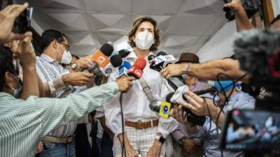 Cristiana Chamorro, exdirectora de la Fundación Violeta Barrios de Chamorro, habla con la prensa luego de reunirse con líderes del partido Ciudadanos por la Libertad. Foto AFP