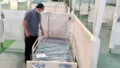 El alcalde Armando Calidonio observa los avances de la instalación de la sala COVID-19 en el Gimnasio Municipal.