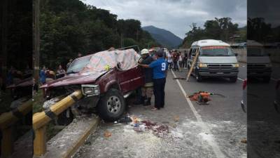 El pick up pegó contra el pasamanos del puente.