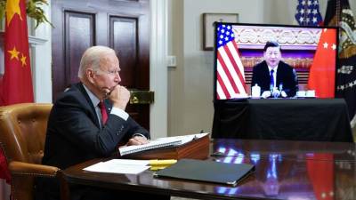 El presidente Joe Biden se reúne con el presidente de China, Xi Jinping, durante una cumbre virtual desde la Sala Roosevelt de la Casa Blanca.