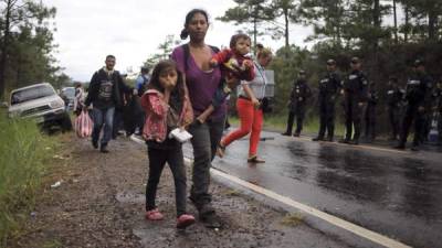 Migrantes hondureños caminan hacia la frontera entre Honduras y Guatemala en la ciudad occidental de Ocotepeque (Honduras).