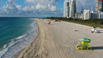 Las playas de Miami se encuentran prácticamente vacías ante el confinamiento.