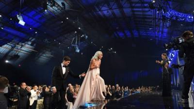La actriz Lady Gaga sube a recibir el premio a Mejor actriz. Foto: AFP