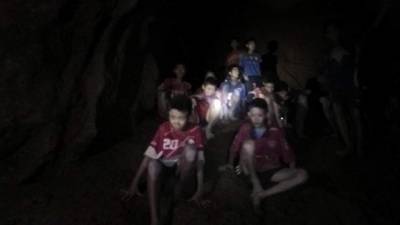 Su madre, Supaluk, que temía no volver a oír la voz de su hijo, se ha emocionado al ver un vídeo grabado en la cueva. EFE