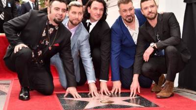 Chris Kirkpatrick, Lance Bass, JC Chasez, Joey Fatone y Justin Timberlake, exintegrantes del grupo NSYNC posan con su estrella.