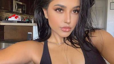 Becky G se mantiene conectada a sus raíces latinas.