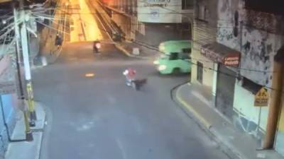 Momento del impacto entre el bus y la motocicleta en Tegucigalpa.