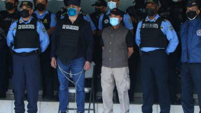 El expresidente hondureño Juan Orlando Hernández se ve esposado en la sede de la Policía de Honduras, luego de recibir una orden de extradición de los Estados Unidos.