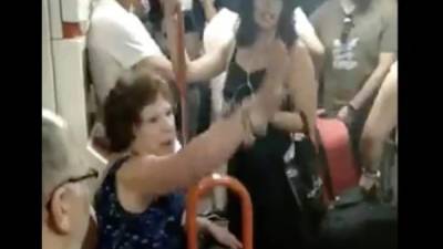 En la imagen, la señora en plena discusión con varios pasajeros. Foto: Captura video.