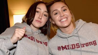 Noah es la hermana menor de Miley Cyrus.