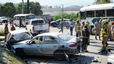 Cinco automóviles participaron en el aparatoso accidente de tránsito.