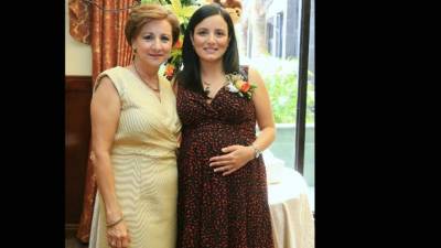 Lizeth Simón de Nassar y Claudia Nassar de Little compartieron felices en este encuentro de mañanita.