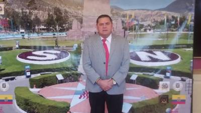 Francisco Portillo, líder hondureño en Estados Unidos, recibe reconocimiento de los Premios Ecuador Mitad del mundo.