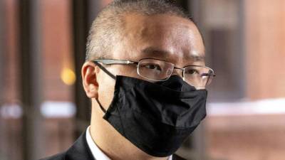 Un expolicía de Minneapolis acusado de violar los derechos civiles de George Floyd subió al estrado como testigo para defender sus acciones.