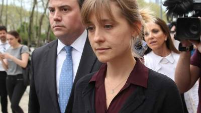 La actriz Allison Mack a su salida de la corte, en su primera audiencia este viernes 04 de mayo.// Foto AFP.