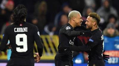 El delantero francés del Paris Saint-Germain Kylian Mbappe (C) celebra con el delantero brasileño del Paris Saint-Germain Neymar después de marcar un gol durante el partido de fútbol de la Liga de Campeones de Europa Crvena Zvezda Belgrade contra Paris Saint-Germain (PSG) el 11 de diciembre de 2018 en Rajko- Estadio de mitic en belgarde.Andrej ISAKOVIC / AFP