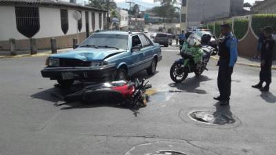 La víctima impactó a las motocicletas con su vehículo. Foto: Radio América.