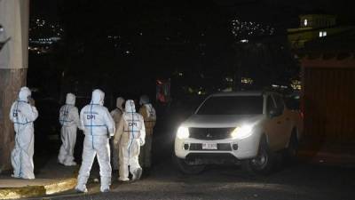 Agentes de la Policía Nacional investigan el asesinato de la exdiputada liberal Carolina Echeverría Haylock. Foto AFP