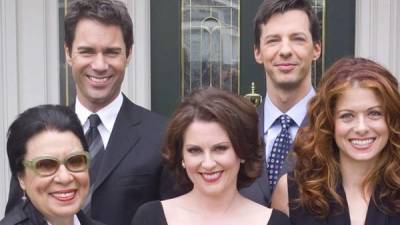 La actriz Shelley Morrison junto a los protagonistas de 'Will & Grace': Megan Mullally, Eric McCormack, Debra Messing y Sean Hayes.