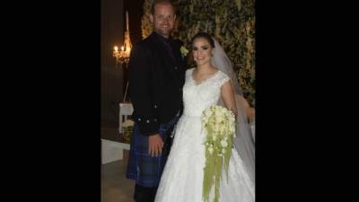 Steven Lindsay y Miriam Reyes tuvieron un noviazgo de dos años y lo consolidaron en el altar.