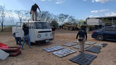 Momento de la inspección del vehículo que transportaba la droga.