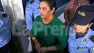 La exprimera dama Rosa Elena de Lobo mientras era lleva a la Penitenciaría de Mujeres.