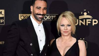 Adil Rami y Pamela Anderson iniciaron su romance en 2017.