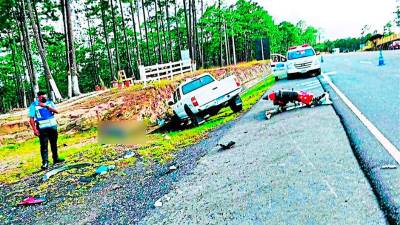 <b><span class=mln_uppercase_mln>El cuerpo del motociclista quedó a un lado la carretera.</span></b>