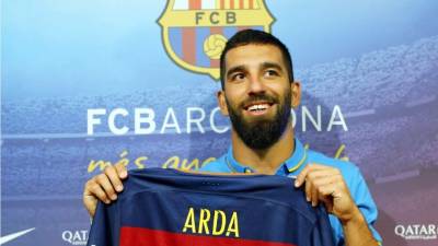 Arda Turan posando con la camiseta del Barcelona en su presentación. Foto EFE