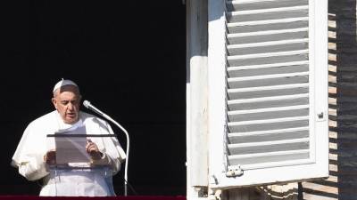 El papa Francisco se dirige a la multitud desde la ventana del Palacio Apostólico con vista a la Plaza de San Pedro durante la oración del Ángelus de Año.