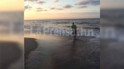 Guillermo Anderson caminando por la playa de Corozal el pasado 8 de abril de 2016 mientras luchaba contra el cáncer de tiroides.
