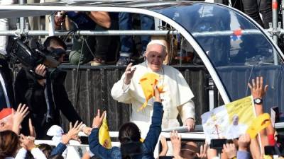 Tras ser agredido, el Papa siguió saludando a la multitud de personas que lo esperaba en una avenida de Santiago.// AFP.