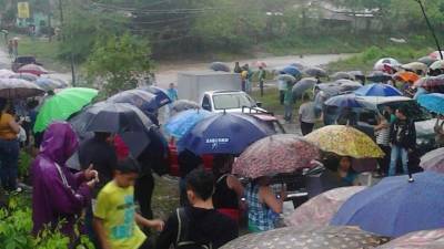 La aldea la Jutosa se encuentra incomunicada por un desagüe rebalsado.