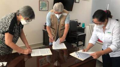 Linda Coello, de Cepudo; Walter Perdomo, alcalde de Villanueva, y Elsa Osorto, de Funazucar, en la firma del convenio.