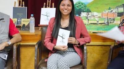 Dania Euceda presentando su libro en la Casa de la Cultura, de El Progreso, Yoro.